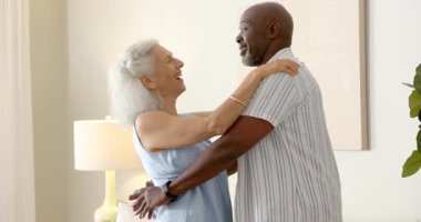 Oturma odasındaki kanepenin yanında dans eden çeşitli çiftler tarafından tetiklenir. Sevgisini ifade eden bitkiler. Romantizm, samimiyet, bağlantı, sevgi, uyum, yaşam tarzı, zarafet.