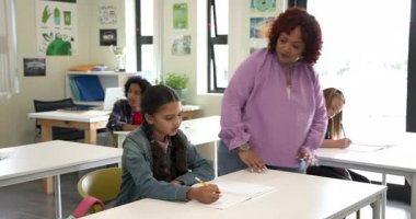 Okulda hem odaklanmış hem de nişanlı ev ödevi yapan kız rehber öğretmen. Eğitim, akıl hocalığı, öğrenme, rehberlik, öğretim, akademik