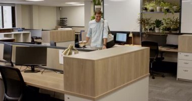 Çeşitli iş arkadaşları bisiklet geldikten sonra resepsiyonda selamlaşıyorlar ve kahve fincanları kaldırma havası veriyorlar. İşbirliği, profesyonel, takım çalışması, işyeri, iletişim, modern, dostane