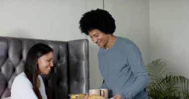 Kahvaltı tepsisinin girmesiyle tetiklenen çeşitli çiftler, yatak odasında kahve ve kruvasan ayinlerini paylaşıyorlar. Romantizm, samimiyet, rahatlama, konfor, sabahlar, sevgi, bağlantı