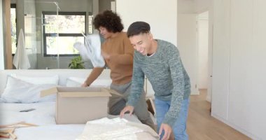 Mukavva bağış kutusunu işaretlemek, erkek arkadaşlarının kıyafetlerini sıralaması, işaretleme kutusu, yatak odasında kucaklaşması. İşbirliği, organizasyon, minnettarlık, topluluk, vintage, ev, gündelik