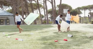 Okul alanındaki çöpleri temizleyen çok ırklı öğrenciler, çevre bilincini artırıyorlar. sürdürülebilirlik, geri dönüşüm, takım çalışması, topluluk, sorumluluk, eğitim