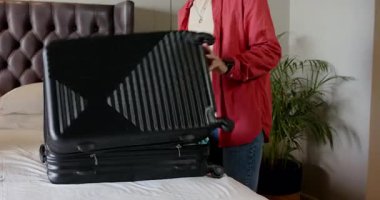 Çeşitli gezgin çiftler yatak odalarına toplanıyor. Şapka kulaklıkları takıyor, bavullarını boşaltıyor ve çıkıyorlar. Macera, seyahat, valiz, paketleme, yolculuk, yerli, günlük