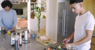 Ev mutfağına girdikten sonra, erkek arkadaşlar avokado dilimliyor, ekmek kızartıyor ve kahvaltı hazırlıyorlar. Yemek pişirme, kahvaltı, aşçılık, modern, yaşam tarzı, takım çalışması, gündelik