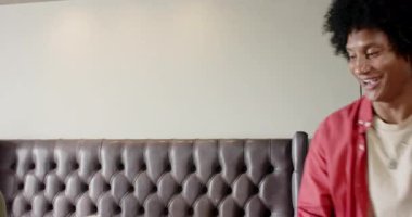 Çeşitli çiftler bavullarının fermuarını açıp bavullarının fermuarını açarak hasır şapka paketliyor. Seyahat, paketleme, organizasyon, yaşam tarzı, gündelik, yerli, minimalizm