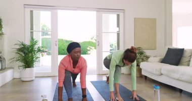 Çeşitli bayan arkadaşlar hamlelerinden geçerek evlerinde siyah paspaslar üzerinde öne doğru kıvrılıyorlar. Fitness, wellness, harmony, training, home, natural, zindelik