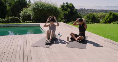 Antrenman bittikten sonra, iki fitness arkadaşı yoga minderleri, ağırlık ve bilardo masasına şişe koyuyorlar. Açık hava, sağlık, enerji, boş zaman, sağlıklı, aktif, yaşam tarzı.