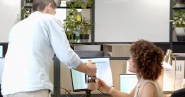 Fransız basın bürosu koridorunu taşıyan çeşitli iş arkadaşları molada bardağa kahve dolduruyorlar. İşbirliği, verimlilik, işyeri, modern, gündelik, profesyonel, takım çalışması