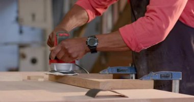 Ahşap atölyesinde, önlüklü, fotokopi aletiyle çalışan kıdemli Afrikalı Amerikalı adam. Sanatçı, marangozluk, işçilik, köylü, zanaatkar, manüel, atölye