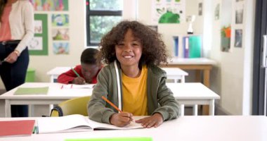 Sınıfta gülümseyen çocuk yazıları, arkadaşlarıyla okul aktivitelerinin keyfini çıkarıyor. Eğitim, öğrenme, çocukluk, arkadaşlık, öğrenim, akademisyenler