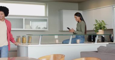 Çeşitli çiftler akıllı telefon listesini kontrol ediyor. Sonra da mutfak adasında kutuları açıp ürünleri kontrol ediyorlar. Yemek pişirme, işbirliği, sağlıklı yaşam tarzı, modern, yerli, canlı, iletişim