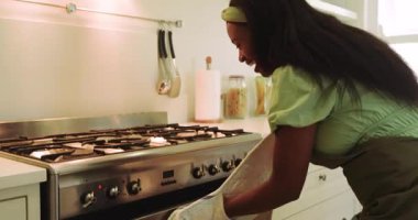 Önlük giyen, fırın zamanlayıcısı gibi somun toplayan çeşitli arkadaşlar mutfakta şarap kızartıyorlar. Mutfak, kutlama, takım çalışması, modern, konukseverlik, yaşam tarzı, rahat