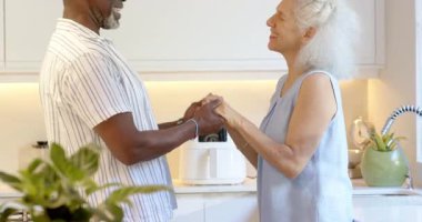 Farklı yaşlı çiftlerin el ele tutuşması ve lavaboda sallanarak aşkı paylaşması. Romantizm, samimiyet, bağlantı, modern, yaşam tarzı, sıcaklık, sevgi