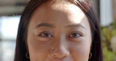 Ofiste kendine güvenen, odaklanmış ve kodlama sorunlarına hazır bir kadın. Teknoloji, güven, işyeri, profesyonel, programlama, yenilik