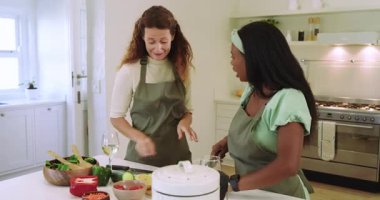 Çeşitli bayan arkadaşlar şarap kadehleri kaldırıyorlar sonra salata hazırlıyorlar, mutfak adasında gübreleme yapıyorlar. Toplama, aşçılık, modern, yerli, keyifli, yaratıcılık, tazelik