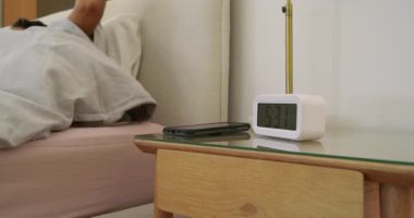 Çeşitli erkek partnerler yatak odasındaki alarmı susturuyor, birbirlerini uyandırıyor ve akıllı telefon görüntülerini izliyorlar. Samimiyet, sabah eğlencesi, rahatlama, modern yaşam, bağlantı, samimiyet, arkadaşlık.