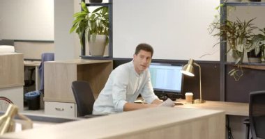 Çizelge güncellemesi, farklı iş arkadaşlarının raporları incelemesi ve masa başında hesap tablosu verilerini tartışması. İşbirliği, takım çalışması, profesyonel, analiz, ofis ortamı, üretkenlik, modern