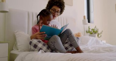 Çocuğu çeşitli anne ve kızlarının kucağına davet etmek mavi kitabı çevirip resimlere bakmak. Aile, okuma, bağlanma, eğitim, konforlu, terbiye, illüstrasyon