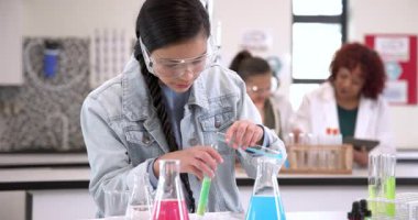 Okulun laboratuarında deney yapan, test tüplerine odaklanan bir kız. Eğitim, laboratuvar, kimya, araştırma, öğrenme