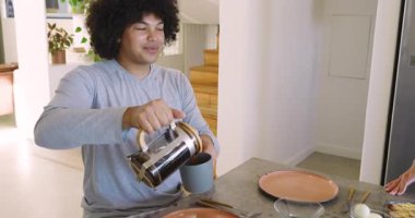 Çeşitli erkek arkadaşlar mutfakta Fransız pres makinesinden kahve dolduruyor yumurta dağıtıyor ve kahvaltıyı paylaşıyorlar. Aşçılık, arkadaşlık, modern, sıradan, köylü, sıcak, keyifli