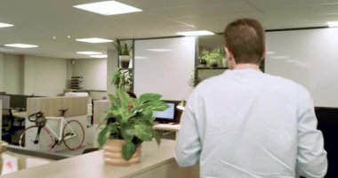 Çeşitli iş arkadaşları açık ofis boyunca el sallıyor, hesap tablosunu gözden geçiriyorlar ve abur cubur yiyorlar. İşbirliği, takım çalışması, iletişim, üretkenlik, modern, gündelik, ilham