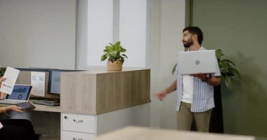 Çeşitli iş arkadaşları masa başında toplanıp bilgisayar çizelgelerini gözden geçiriyorlar ve iş arkadaşları gelip verileri tartışıyorlar. İşbirliği, takım çalışması, profesyonel, modern, iş dünyası, ofis, veri