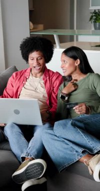 Dikey video: çeşitli çiftler dizüstü bilgisayarlarını kullanarak kredi kartlarını çekiyorlar, sipariş veriyorlar ve sarılıyorlar. Çift, işbirliği, teknoloji, bağlantı, modern, samimiyet, dikey video