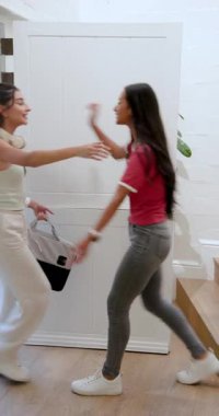 Kadın arkadaşlar kapıyı açıyor, girişte sarılıyorlar, misafirden önce merdivenleri tartışıyorlar. Konut, misafirperverlik, minimalist, dostluk, rahat, rahat, dikey video