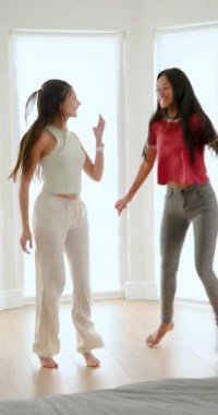 Kız arkadaşlar dans ve melodi sesleri duyuyorlar ve saçlar yerde yataktan kareye dönüyor. Arkadaşlık, hareket, neşe, samimiyet, rahatlama, bağlantı, dikey video