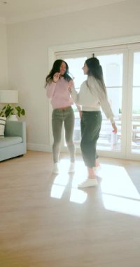 Müzik başlıyor, çeşitli bayan arkadaşlar ellerinde mikrofonlarıyla evde karaoke yaparken dönüp duruyorlar. Dans, eğlence, yaşam tarzı, gündelik, canlı, neşeli, dikey video