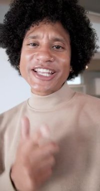 Dikey video: Ev gösteren orta büyüklükteki erkek hoparlör, günışığı penceresinin yanında anahtar ipucu veriyor. Profesyonel, iletişim, modern, yaşam tarzı, ilgi çekici, berraklık, dikey video