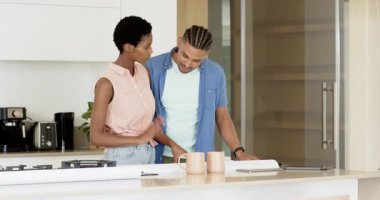 Planlardaki artışı gördükten sonra çeşitli çiftler yenileme için ada kaydırma tabletine yaslandı. İşbirliği, planlama, tasarım, teknoloji, modern, takım çalışması, yenilik