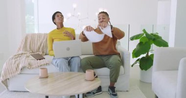 Çeşitli çiftler sayfaları yırtıp attıktan sonra laptoplarını paylaşıp evde kucaklaşıyorlar. Romantik, samimi, modern, iletişim, bağlantı, sevgi, yaşam tarzı