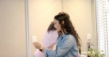 Bayan arkadaşlar makyaj yapıyor ve ev banyosunda ayna ile ukalalık yapıyorlar. Güzellik, dostluk, sağlık, modern, sıradan, iç mekan, yaşam tarzı