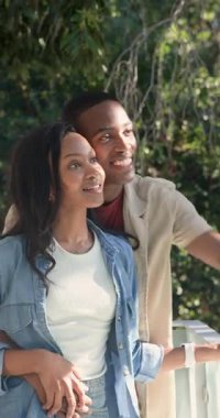 Korkuluktaki Afro-Amerikalı çift ellerini onun kollarına koyuyor, ağaçlara sarılıyor ve işaret ediyorlar. Romantizm, şefkat, dinginlik, samimiyet, bağlantı, boş zaman, dikey video