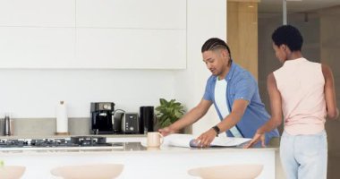 Çeşitli çiftler planlarıyla içeri giriyor mutfak adasının planlarını gözden geçiriyorlar, tadilat yapmayı planlıyorlar. İşbirliği, yenileme, modern, iç mekan, takım çalışması, tasarım, mimari