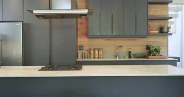 Açılış sahnesinde, kamera yavaş yavaş modern mutfak tasarım detaylarını gösteriyor. Çağdaş, minimalist, sofistike, işlevsel, zarif, samimi, çevresel