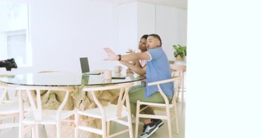 Mutfaktaki çeşitli çiftler beyaz boya kartını kaldırıyor, pembe örneği tasarım için gösterip karşılaştırıyorlar. İşbirliği, iç, modern, yaşam tarzı, tartışma, danışma, yenileme