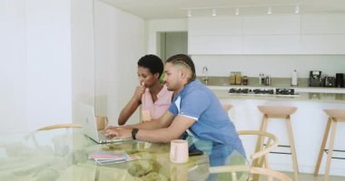 Çeşitli çiftler, ev mutfağını planlarken belgeleri değiş tokuş ettikten sonra dizüstü bilgisayarda yazıyorlar. İşbirliği, takım çalışması, modern, canlı, iletişim, üretkenlik, yaşam tarzı