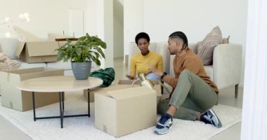 Kutuları açmak, dekorasyon malzemelerini açmak, oturma odasının planını planlarken telefonları kaydırmak. Ev, iç mekan, modern, rahat yaşam tarzı, rahatlama, uyum.