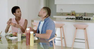 Çeşitli çiftler hamburgerleri inceliyor, limonata yudumluyor ve mutfaktaki cam yemek masasında sohbet ediyorlar. Çağdaş, gündelik, yaşam tarzı, iç mekan, iletişim, mutluluk, rahatlama