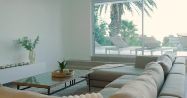 Kamera bölüm bölüm çekimleri ile başlıyor sonra da cam kapıdan terasa geçiyor. Modern, minimalist, rahat, şık, sakin, zarif, açık havada.