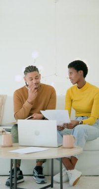 Dikey video: Basılı kağıtları takip eden çeşitli çiftler evde dizüstü bilgisayarla notlar yazıyorlar. İşbirliği, takım çalışması, çalışma, iletişim, yaratıcı, yerli, dikey video