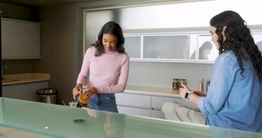 Mutfakta masa ve cam tezgahın yanında oturan kavisli ahşap yemek sandalyesini gösteriyor, kopyalama alanı. Minimalist, çağdaş, rahat, doğal, zarafet, yaşam tarzı, iç mekan