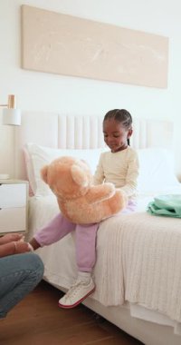 Dikey video: Anne, kızının evdeki kayışları düzeltme teklifinden sonra yeşil sırt çantası hazırlıyor. Aile, bakım, yetiştirme, eğitim, konforlu, samimi, dikey video