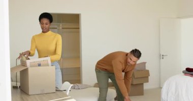 Çeşitli çiftler yeni eve giriyor, kutuları açıyor ve sanat eserlerini ve bitkileri geçiriyorlar, dekorasyon düzenliyorlar. Yurt içi, taşınma, işbirliği, minimalist, konforlu, yaşam tarzı, iç mekan