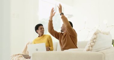 Çeşitli çiftler evdeki kanepede kağıtları ve laptopu inceliyor, çarşaf fırlatıyor, gülüyor, beşlik çakıyor. Samimiyet, işbirliği, eğlence, rahat, modern, anlamlı, etkileşim