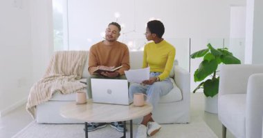 Kağıt gözden geçirmeden sonra, çeşitli çiftler ayrılmadan önce dizüstü bilgisayara bakarak koltukta notlar tartışıyorlar. İşbirliği, tartışma, takım çalışması, modern, samimi, gelişigüzel, beyin fırtınası