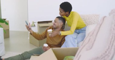 Çeşitli çiftler kahve fincanı alıyorlar, selfie çekiyorlar ve kutlama hamlesini kutluyorlar. Romantizm, samimiyet, rahatlık, kutlama, rahatlık, modern, gündelik