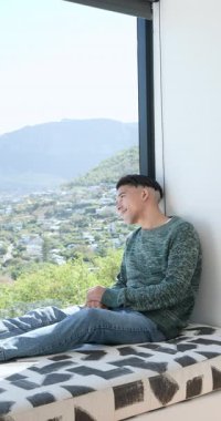 Akıllı telefon kaydırmasından sonra, çeşitli erkek partnerler vitrin sırası paylaşma anında kucaklaşırlar. Romantik, samimiyet, şefkat, arkadaşlık, modern, samimi, dikey video